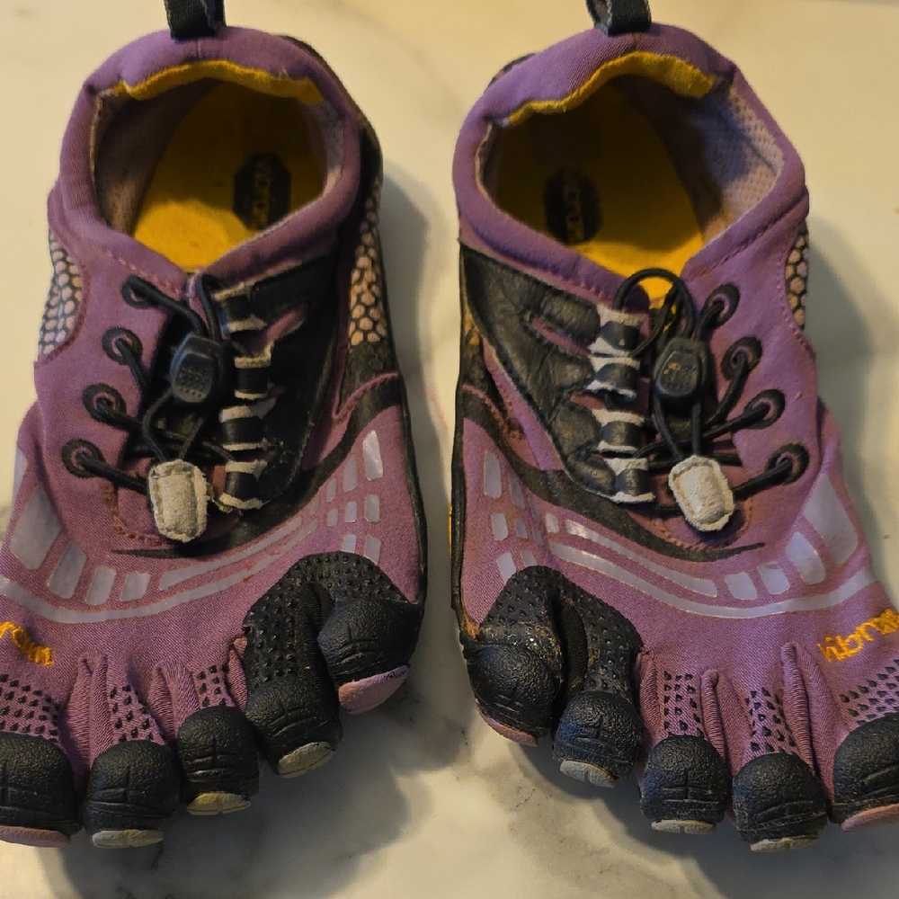 Vibram fivefinger women's size 34 athletic Shoes